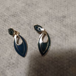 VINTAGE UNIQUE PAIR OF CLIP ON EARRINGS. DARK TURQUOISE.